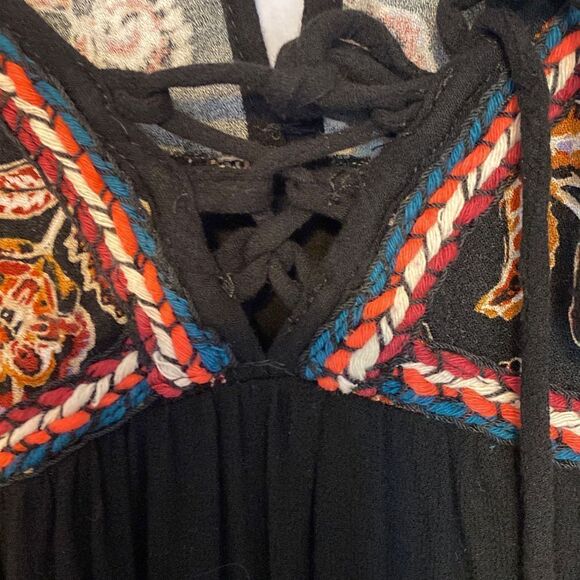 Hem and Thread Boho Chic Black Embroidered V-Neck Top with Bell Sleeves Size Sma - Picture 4 of 13